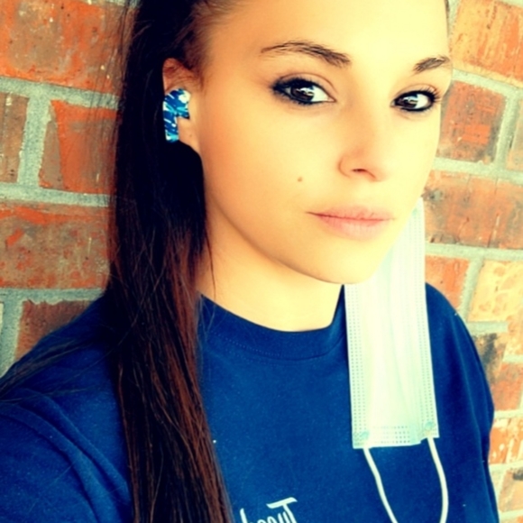 Meet your Posher, Bree - Picture 3 of 3